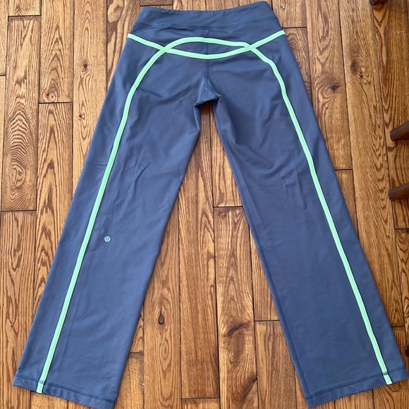 Lululemon pants size 4 - Picture 3 of 4